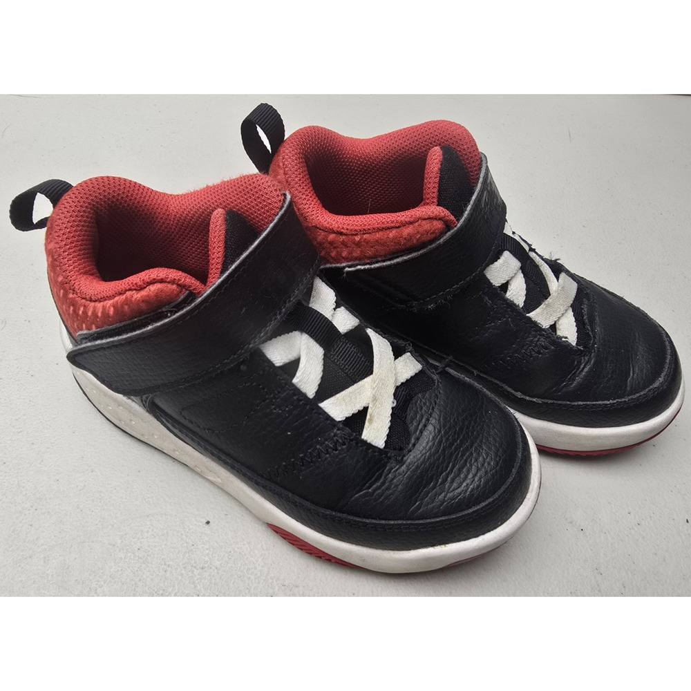 Nike Jordan Max Aura 3 Black/White/Red. Boys Size 11C